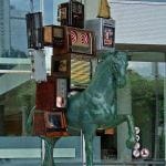 Nam June Paiks Skulptur Pre-Bell-Man vor dem Museum für Kommunikation in Frankfurt am Main