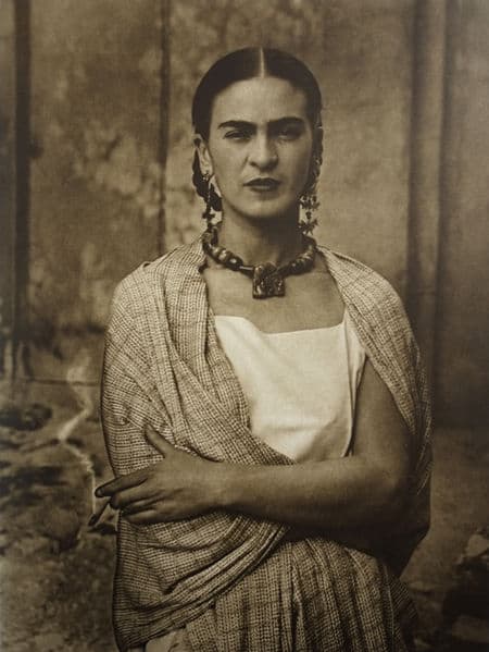 Porträt der mexikanischen Malerin Frida Kahlo, aufgenommen von ihrem Vater (1932)