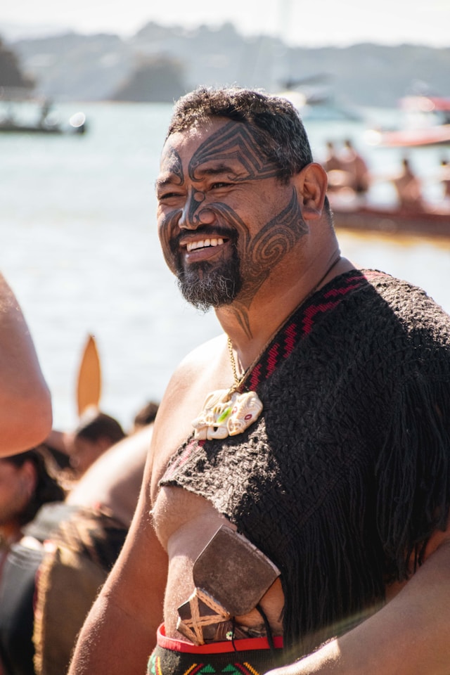 Tattoos dienen unter den Maori noch immer zur Dekorationen als Verschönerung ihrer Gesichtszüge und machen sie für das andere Geschlecht attraktiver.