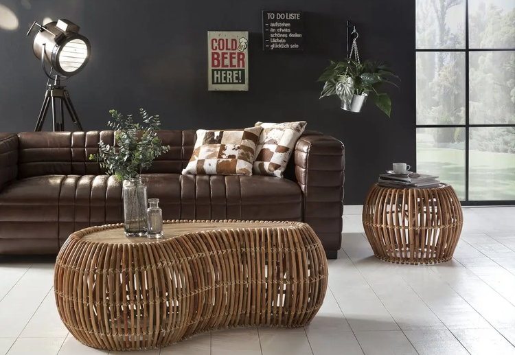 Gelungener Stilmix aus klassischen und modernen Elementen. Im Vordergrund: Couchtisch „Kidney“ aus ungeschältem Rattan & recyceltem Teak.