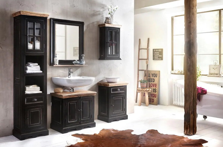 Mediterran trifft Landhaus in einem harmonischen Stilmix. Schwarzer Badeschrank / Badezimmer Kommode CORSICA aus lackiertem Mangoholz.