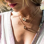 Handgefertigter Schmuck ist 2025 im Trend - Y-Ketten und Choker: Klassiker neu interpretiert