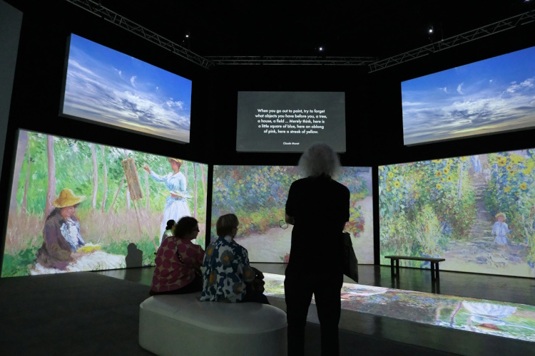 Immersive exhibitions - like here to Claude Monet - let visitors deeply in the world&#39;s worlds of experience: immerse yourself in the inside and deliver knowledge -rich context.