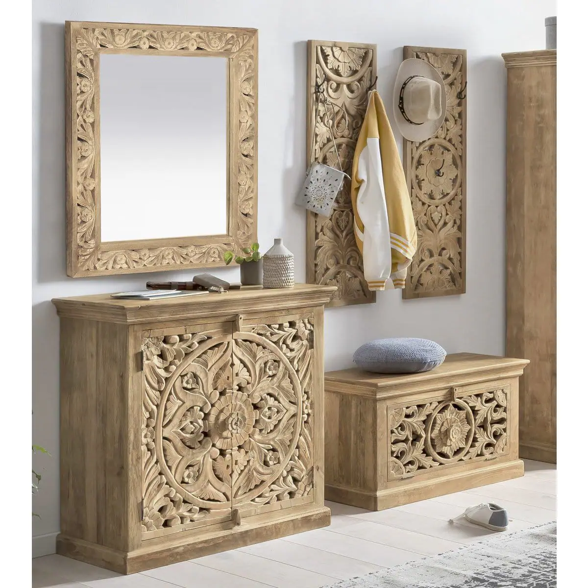Verspielter Landhausstil mit einem exotischen Einschlag und warmem Naturholzton - 5-tlg. Dielen-Set „Carvings“ mit aufwändigen Schnitzereien (Mangoholz)