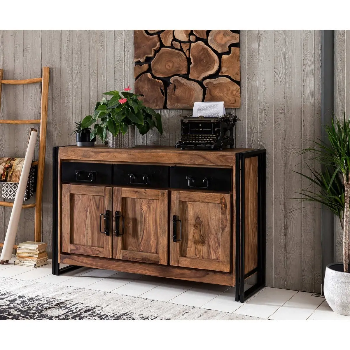 Der moderne Landhaus-Stil, hier mit handgearbeitetem Sideboard „Lumber Palace“ aus massivem Akazien-Holz