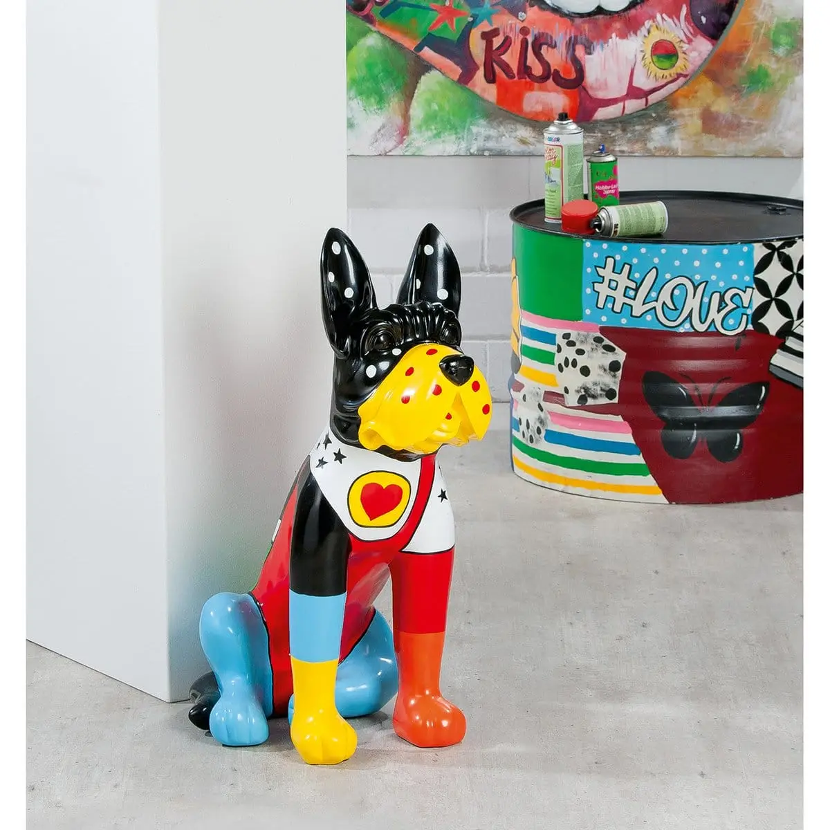 Knallbunte Indoor Skulpturen mit glänzenden Oberflächen kennzeichnen den Pop-Art Einrichtungsstil - hier die bunte Poly-Hundeskulptur „Love Dot Doggy“ mit Polka Dots.