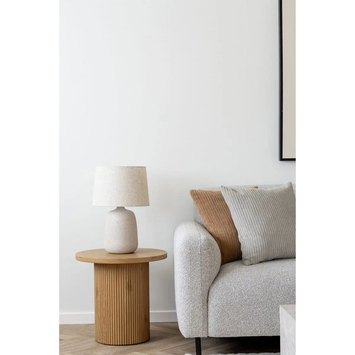Minimalistisches Scandi Interieur mit der Keramik Tischlampe „Croft“ aus Fiberclay in Steinoptik