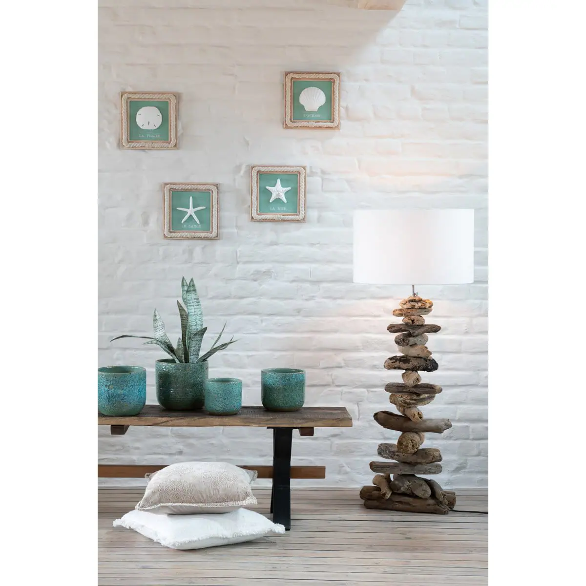 Diese Einrichtung orientiert sich an den Stilen Wabi-Sabi und Japandi. Mit der türkisen Akzentfarbe und der J-Line Stehlampe „Floated“ aus naturbelassenem Treibholz hat es auch eine mediterrane Note.