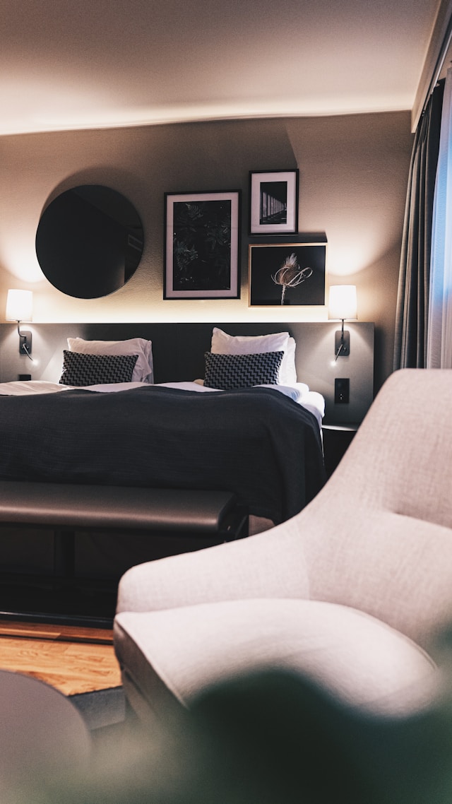 Hotel-Dekoration stilvoll umgesetzt: Was Gäste wirklich beeindruckt Inneneinrichtung deko Modernes Business-Hotel mit stimmiger Bilderauswahl