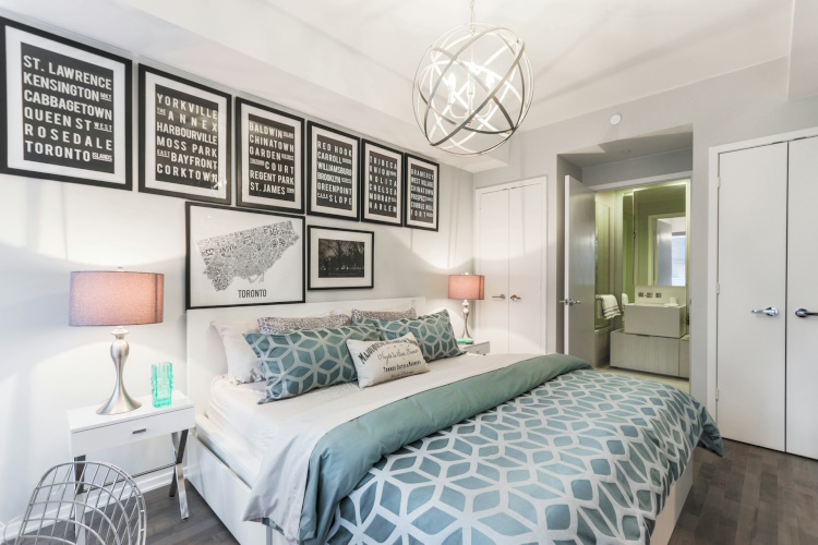Hotel-Dekoration stilvoll umgesetzt: Was Gäste wirklich beeindruckt Inneneinrichtung deko Helles Design Hotelzimmer mit Gallery Wall (Bilderwand)