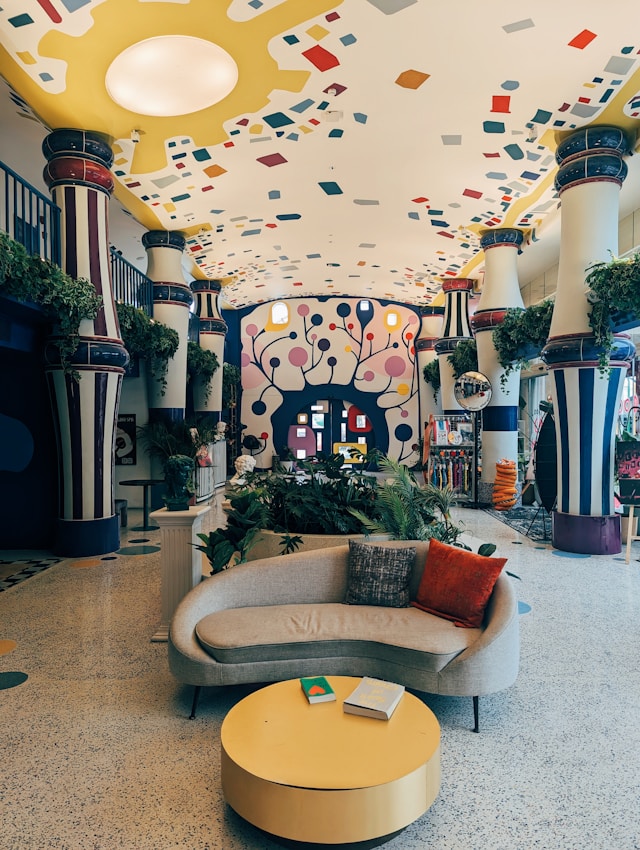 Hotel-Dekoration stilvoll umgesetzt: Was Gäste wirklich beeindruckt Inneneinrichtung deko Diese Hotel-Lobby in Bangkok (Thailand) ist ein Gesamtkunstwerk und erinnert entfernt an die spanischen Künstler Miró und Gaudí.
