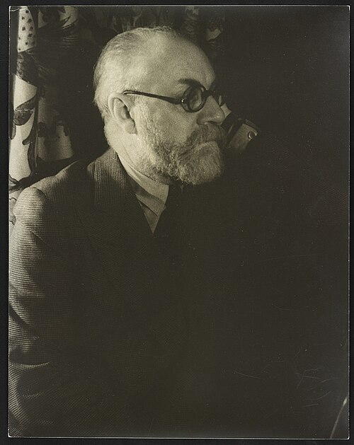 Photographic portrait of Henri Matisse with glasses (1933)