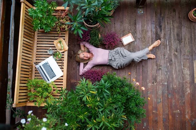 Beim Outdoor Office wird die heimische Terrasse zum chilligen Arbeitsplatz im Grünen.