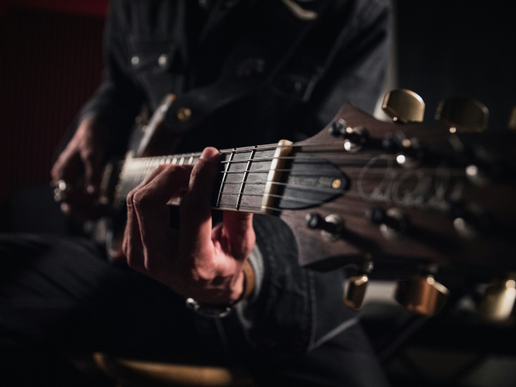 Fingers numériques, frontières analogiques: où les applications de guitare atteignent leurs limites tandis que Fingerstyle