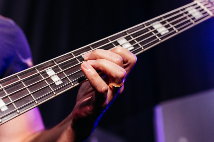Beim Fingerstyle geht es um mehr als den korrekten Anschlag - es geht außerdem um Nuancierung und Ausdruckskraft.