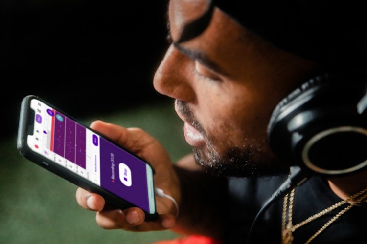 Apprendre à chanter avec l&#39;application ou le professeur de chant: la grande comparaison pour les débutants