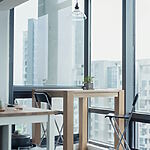 A diferencia del acero, el aluminio permite crear más espacio para la luz y conseguir un aspecto general más moderno.